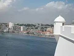 Luanda, front de mer vu depuis la forteresse de São Miguel&nbsp;(pt).