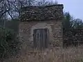 cabane au toit en pierres plates (loses)