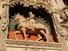 Pinacles à rinceaux encadrant la Statue équestre de Louis XII (aile Louis XII, château de Blois, 1498-1503).