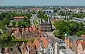 le Holstentor dans son environnement urbain, la Holstentorplatz. Photo mai 2018.