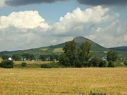 Lukavec et mont Radobýl (399 m)à l'arrière plan.