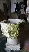 Le lutrin et les fonts baptismaux, du XIIe siècle, classés.