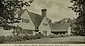 Photo en noir et blanc d'une grande maison entourée d'un jardin