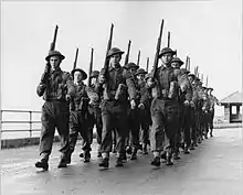 Volontaires luxembourgeois à l'entraînement en Angleterre.