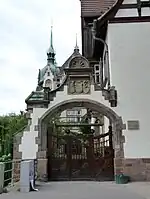 Entrée des professeurs du lycée international des Pontonniers.