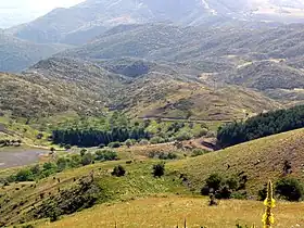 Vue depuis le sommet, en regardant vers l'est du Lykaion.
