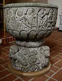 Les fonts baptismaux de l'église de Lyngsjö (en) (Suède) sculptés par Tove, au XIIe siècle.
