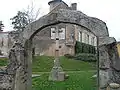 Portique et croix.