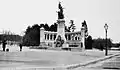 Le Monument des enfants du Rhône identifie l'accès sud de l'allée Achille-Lignon, ici vers 1901.