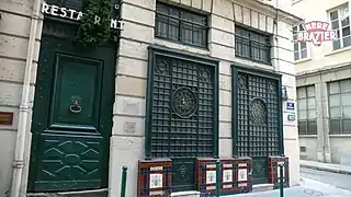 Le restaurant La Mère Brazier, à l'angle des rues Eugénie-Brazier et Royale.