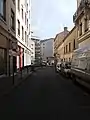 L'extrémité orientale de la rue aux abords de la place Claude-Bulard, en février 2019.