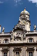 Hôtel de ville, fronton et beffroi.