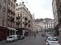 Le nord de la rue est situé là où se trouve l'enseigne violette
