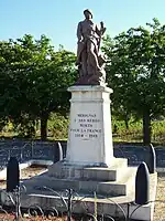 Le monument aux morts sur la place devant l'église (oct.&nbsp;2012)