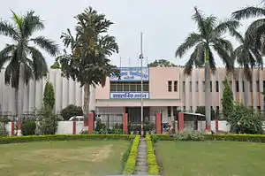 Le bâtiment administratif.