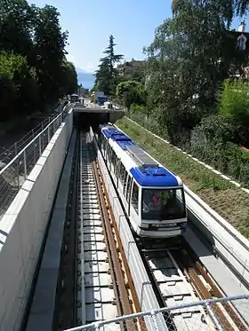 Premier passage d'une rame entre les stations de Grancy et Délices (24 août 2007).