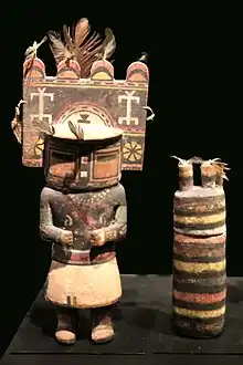 Poupées kachina Hopi. Bois, pigments, plumes, : à g. H. 25, à d. H. 16 cm. États-Unis. 1850-1950