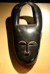 Masque à cornes des Baoulés. H. 37 cm. Bois. Côte d'Ivoire. 1850-1950