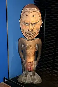 Tabouret d'orateur Iatmul. Bois, pigment, argile, fibres, coquillages. H. 140&nbsp;cm. Papouasie-Nouvelle-Guinée. 1900-1950
