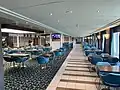 Salle partagée par les points de restauration Yellow's, Gusto et Sweet Café au milieu du pont 7