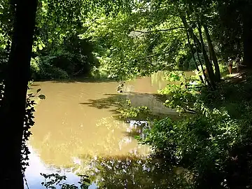 La Douze bordant le parc.
