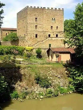Le donjon Lacataye (XIVe siècle).