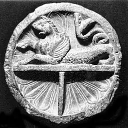 Monstre terrestre, marin, ailé (?) D. 12,4&nbsp;cm. MET