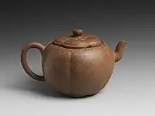Théière en grès de Yixing, début XVIIe siècle, H. 9.5 cm.The Metropolitan Museum of Art.