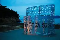 Œuvre in-situ sur la plage, devant la Benesse House.
