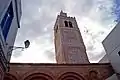 Vue des arcs de la façade et du minaret.