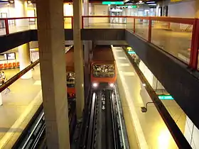 Deux rames de la ligne D, à quai à la station Garibaldi.