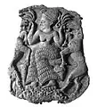 Couvercle incomplet de pyxide en ivoire d'éléphant représentant une déesse maîtresse des chèvres, vers 1250 A.C., 13,7 cm, provenant d'Ougarit, Syrie, d'influence mycénienne, musée du Louvre.