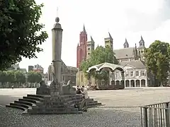 Le perron et le kiosque à musique.
