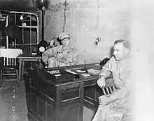 Deux hommes assis à un bureau
