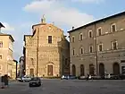 Place de la Liberté (côté sud) et l'église de San Paolo.