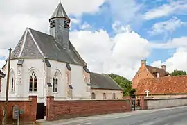 L'église, en bordure de route départementale (côté nord).