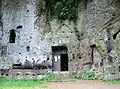 La paroi extérieure et ses ouvertures dans le tuf.