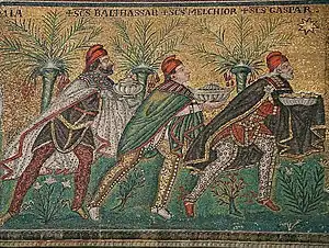 Mosaïque de la basilique Saint-Apollinaire-le-Neuf (Ravenne, Italie), représentant les trois Mages portant des bonnets phrygiens afin d'indiquer leur origine orientale.