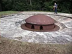 Tourelle pour deux lance-bombes de 135&nbsp;mm en position batterie.