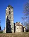 Le campanile et le chevet asymétrique.