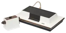 Console de jeu vidéo blanche.