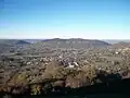 Vue de la ville de Loures-Barousse et des collines du piémont commingeois.
