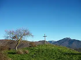 Le sommet est surmonté d'une croix en béton d'environ 3 mètres.
