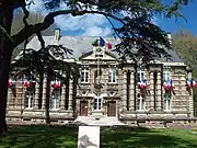 L'ancien château de ville du XVIIe siècle siège de l'Hôtel-de-Ville.