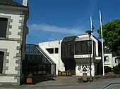 Photographie en couleurs de la nouvelle mairie, à côté de l'ancienne.