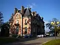 La mairie, installée dans le château de la Beausserie.