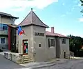 La mairie : l'église romane fait face à l'ancienne cure et à son pigeonnier, restaurés et  transformés en mairie.