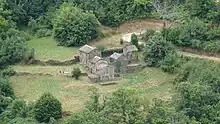 une maison et ses dépendances dans un vallon
