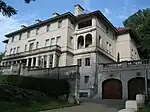 Façade avant avec les garages