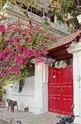 Entrée d'une maison de style colonial